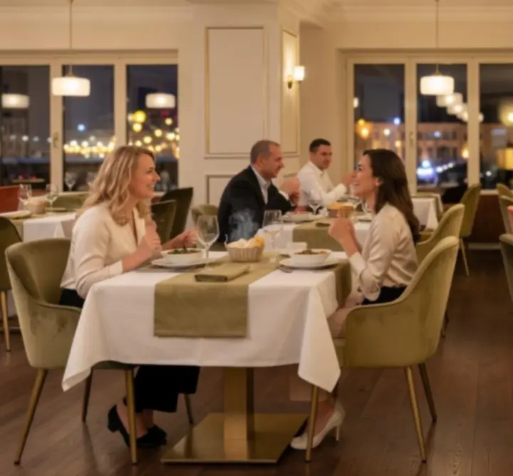 Baráti társaság vacsorázik a Grand Social Hall elegáns termében